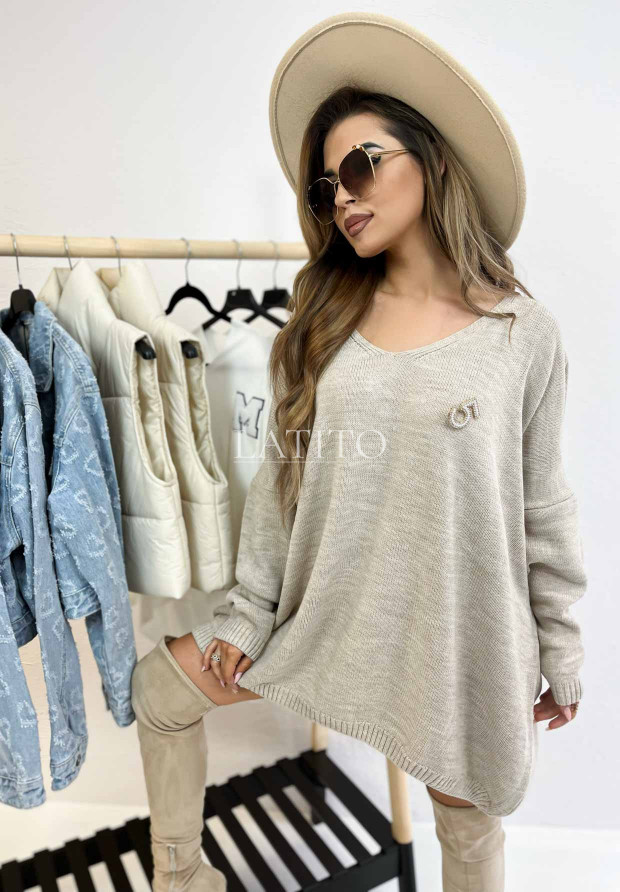 Sweter oversizowy z broszką