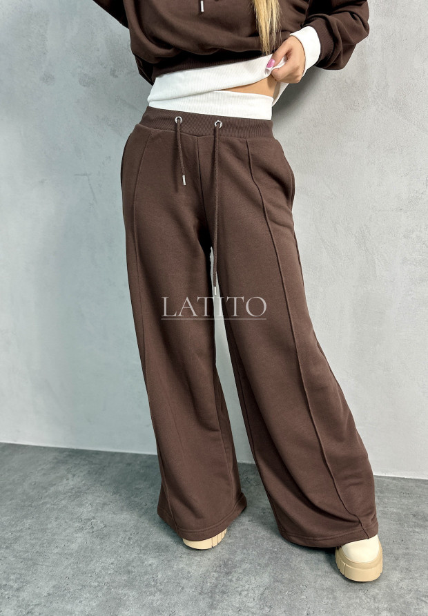 Komplet dresowy z szerokimi spodniami