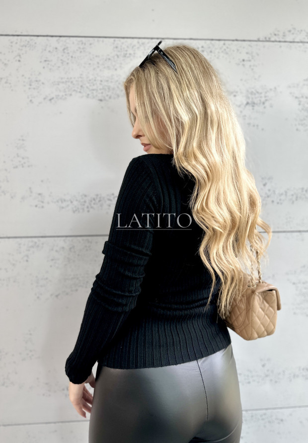 Sweter z dekoltem w serek