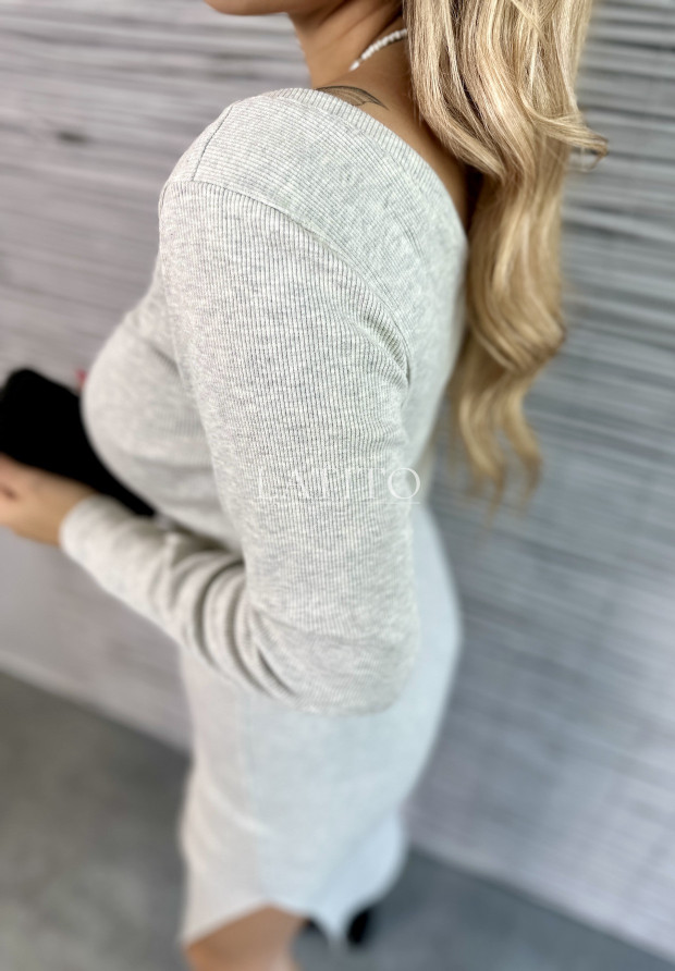 Sukienka z rozcięciem