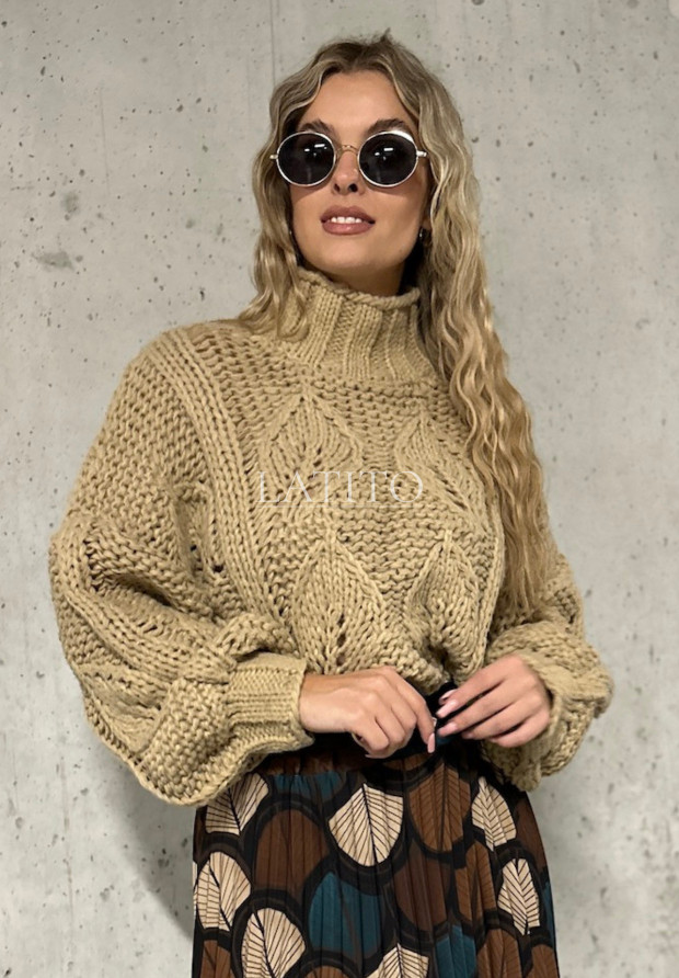 Krótki ozdobnie pleciony sweter z półgolfem Bluebell Latte