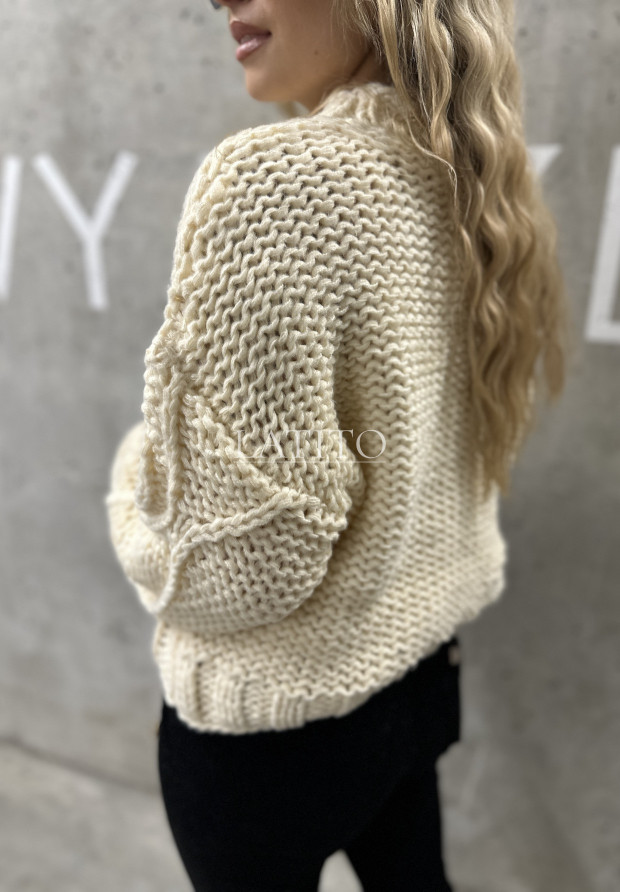 Krótki ozdobnie pleciony sweter Freya Ecru