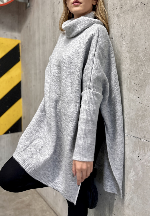 Sweter z rozcięciami