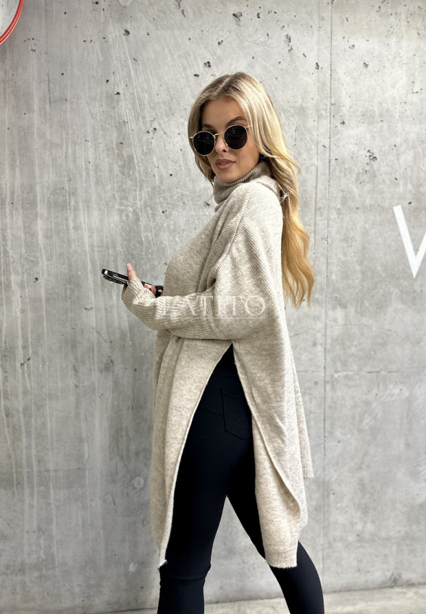 Sweter z rozcięciami