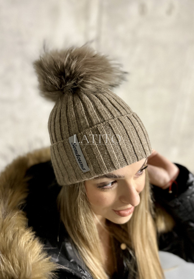 Czapka z naturalnym pomponem Claress Mocca