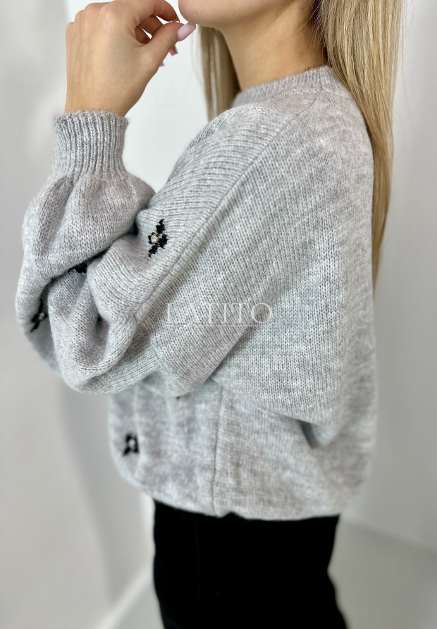 sweter z ozdobnym wzorem