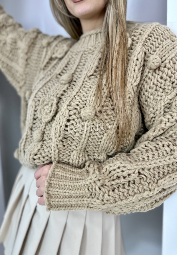 Krótki ozdobnie pleciony sweter Freya Latte