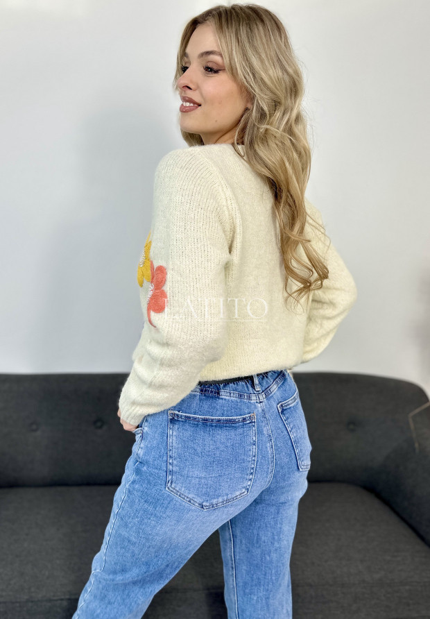 sweter z ozdobnymi naszywkami