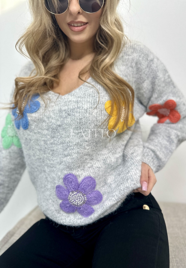 sweter z ozdobnymi naszywkami