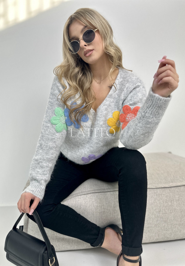 sweter w kwiaty
