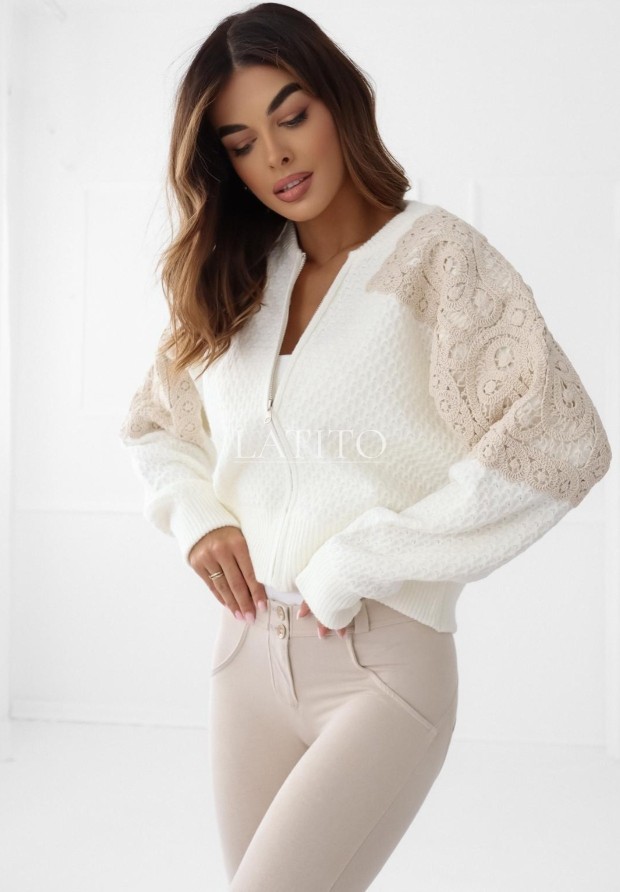 Sweter z ozdobnymi naszyciami