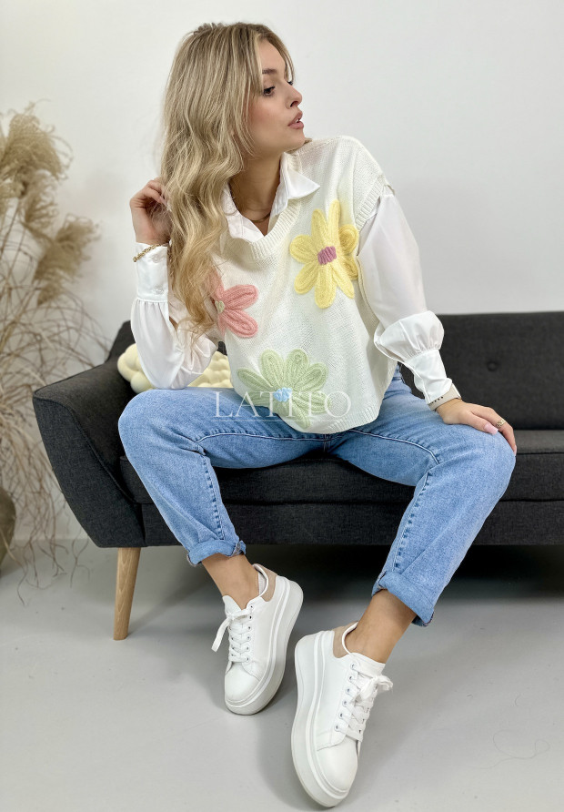 sweter z ozdobnymi naszywkami