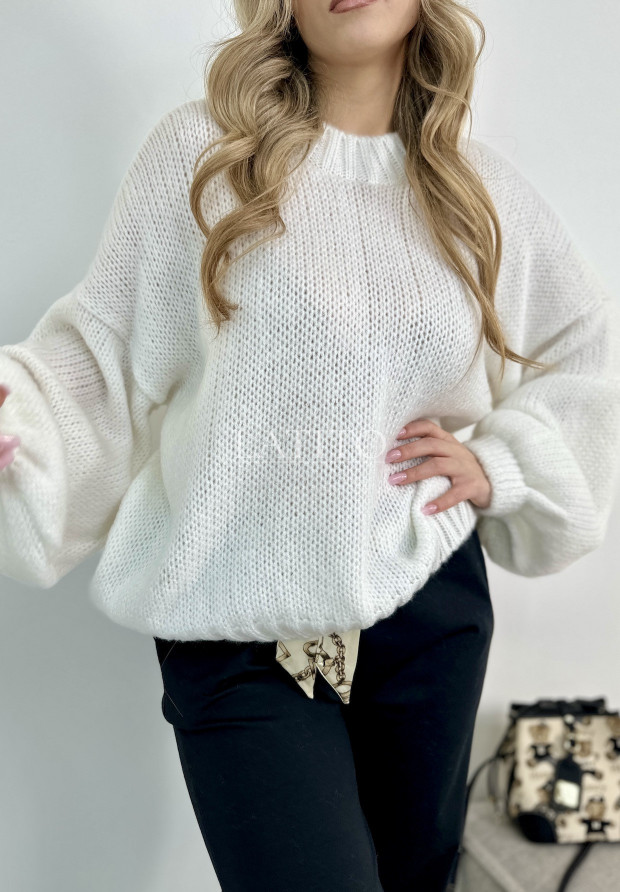 biały sweter damski
